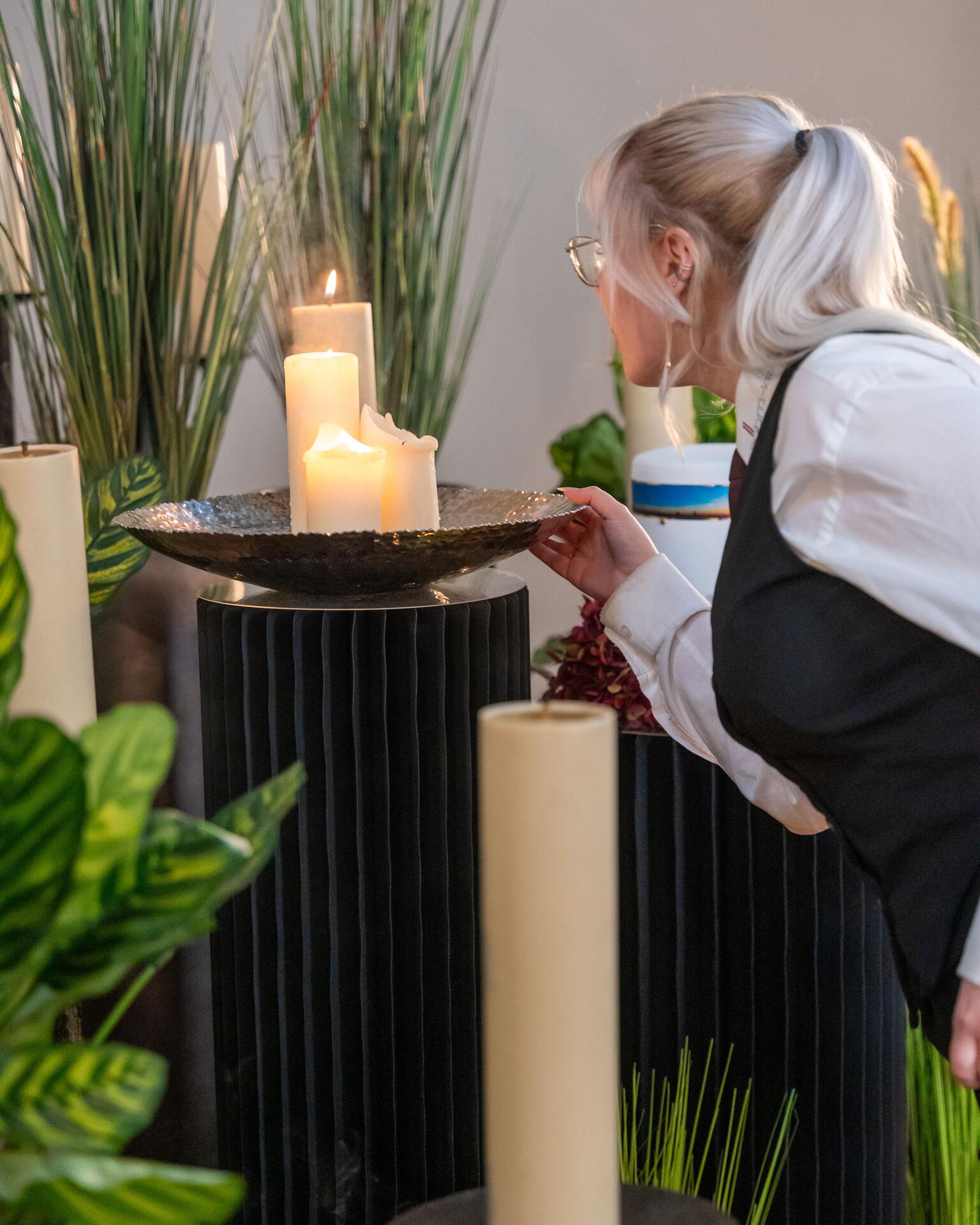 Liebevoll dekorierte Trauerfeier mit Blumen und Kerzen
